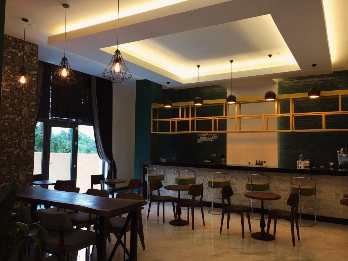 City Hotel Batoumi Extérieur photo